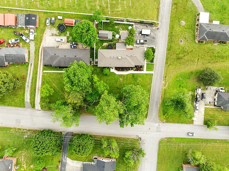 604 College Ave E — Photo 12