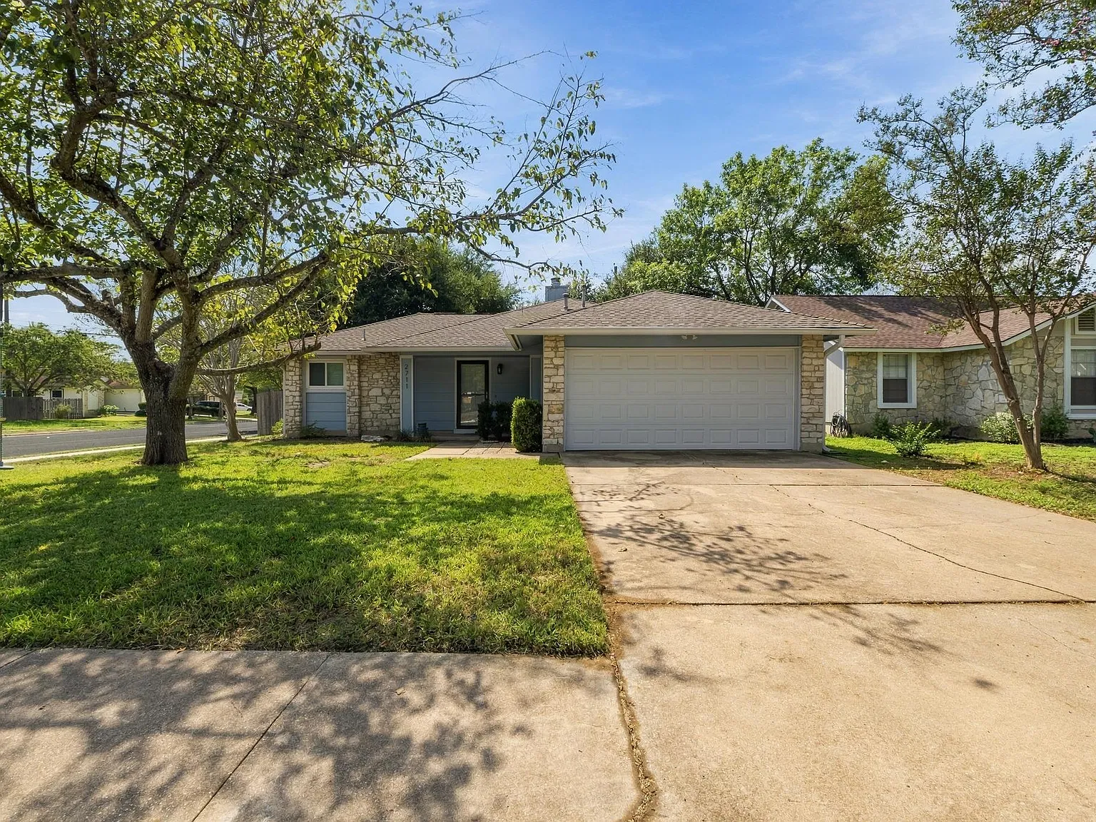 3 bed, 2.0 bath, 1401 sqft, $2,200 — Photo 2