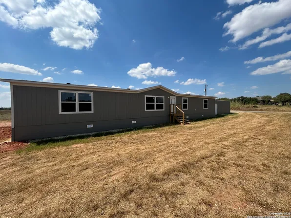 1192 County Road 329, Floresville, TX 78114