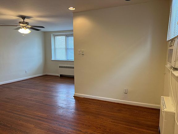 Living Room / Eating Nook