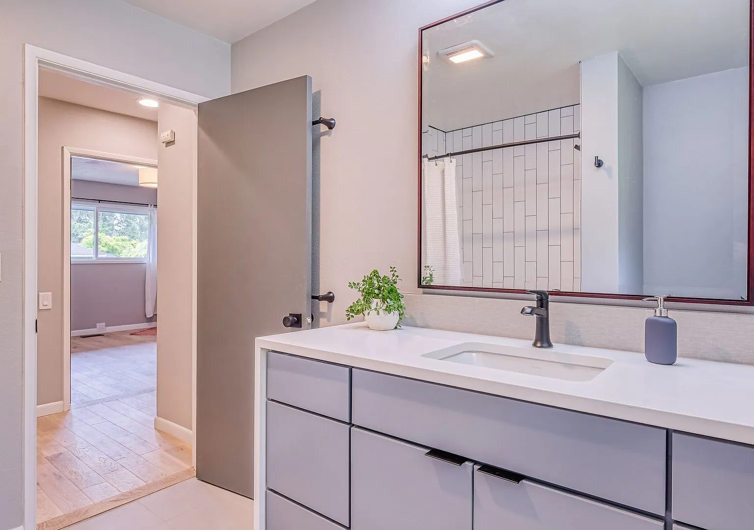Spectacular Remodeled 3Bed/3Bath Mid Century Home — Photo 2