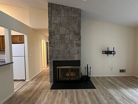 2nd image of 124 Raintree Ln