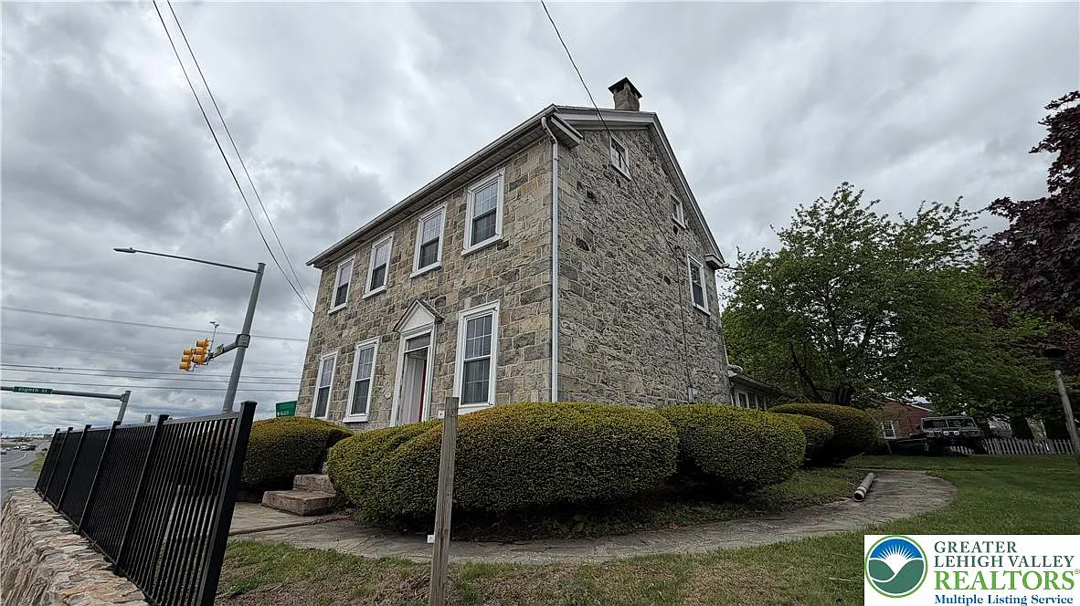 2 bed, 1.5 bath, 2492 sqft, $2,500 — Photo 3