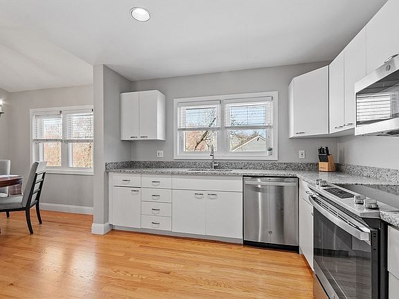 4th image of 13 Boulderbrook Dr