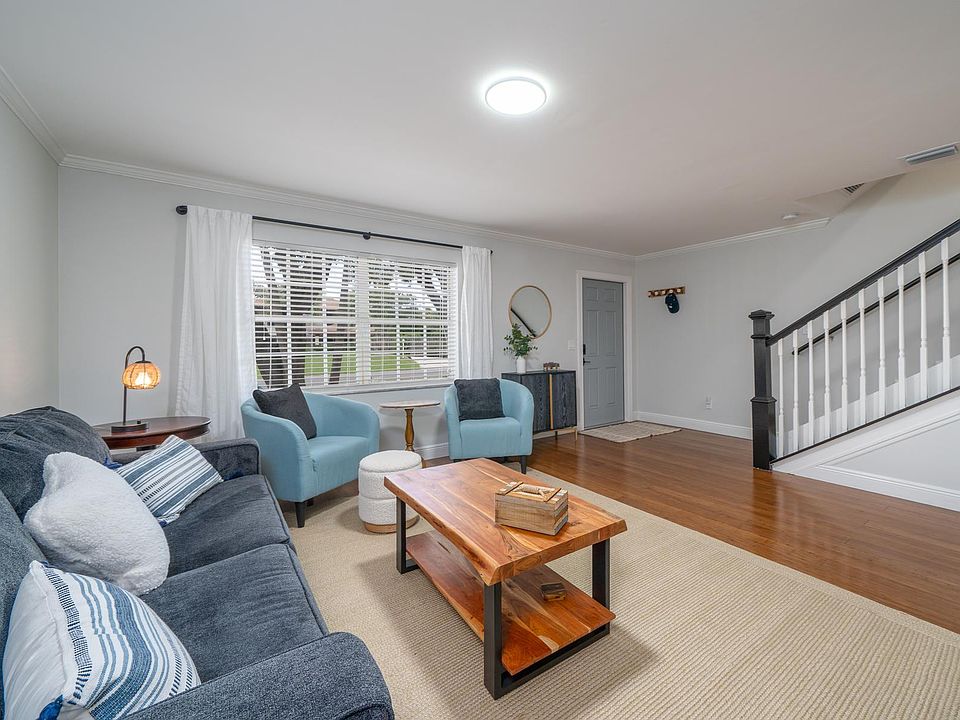 Living room with pull out sofa (queen size) sleeper