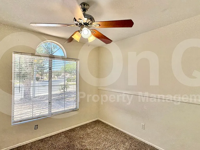 611 W Liberty Ln — Photo 13