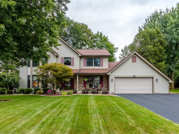 265 Bram Hall Dr, Rochester, NY 14626