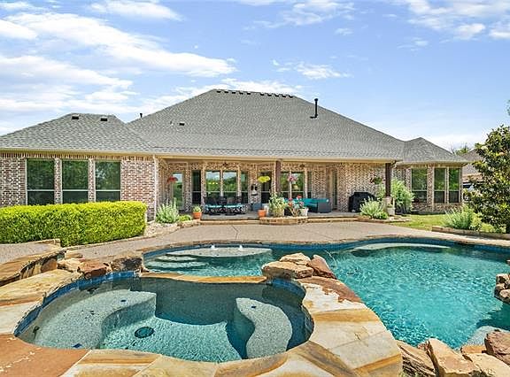 3rd image of 3301 Twin Lakes Dr
