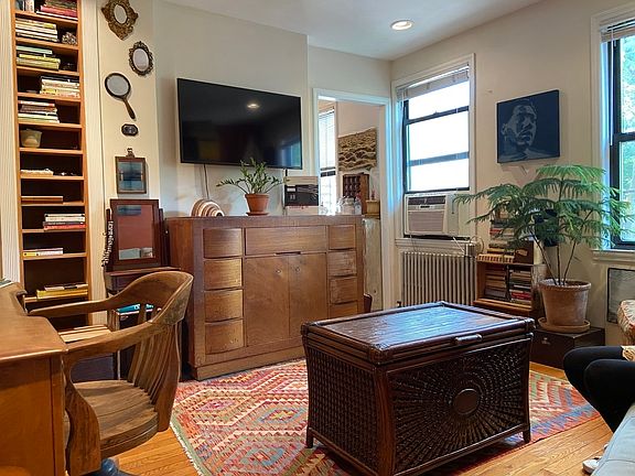2nd image of 172 Greenpoint Ave APT 2R
