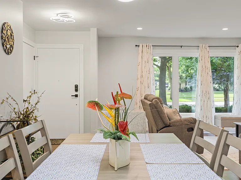 8S045 Hudson St — Photo 10
