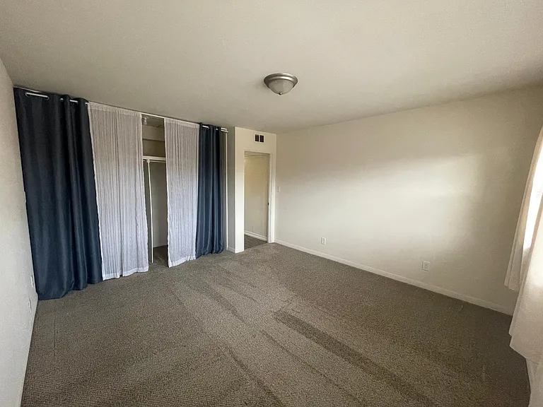 926 E Walnut St #12 — Photo 11