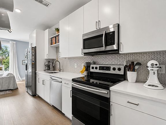 4th image of 1041 E Trinity Ln APT 203