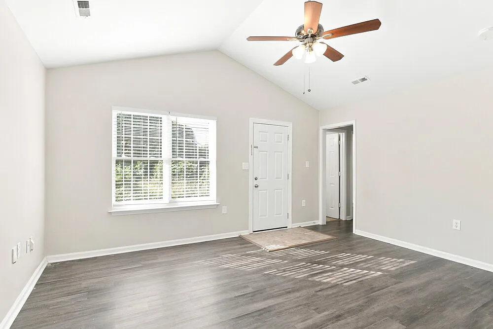 3 bed, 2.0 bath, 1052 sqft, $1,675 — Photo 3