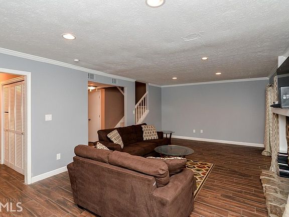 3rd image of 741 Somerset Ct