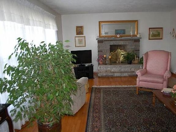 2nd image of 689 Oakwood Ave