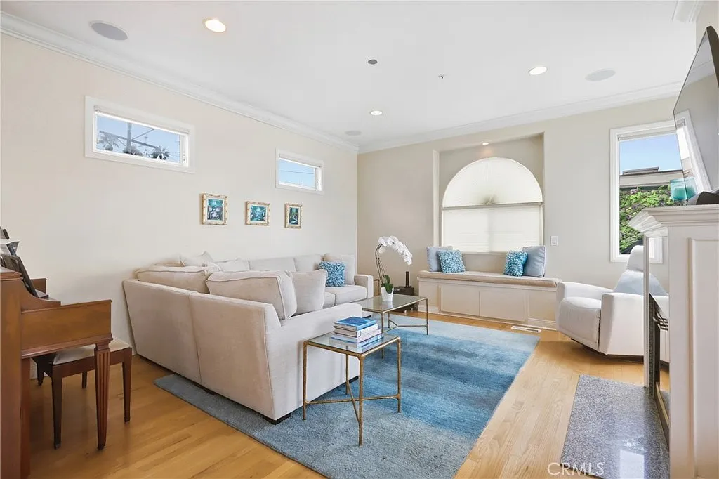 3 bed, 3.5 bath, 1954 sqft, $14,000 — Photo 1