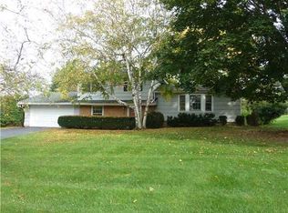 17 Candlewood Cir, Pittsford, NY 14534