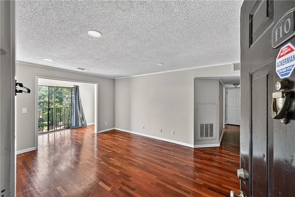 2 bed, 2.0 bath, 949 sqft, $1,650 — Photo 2