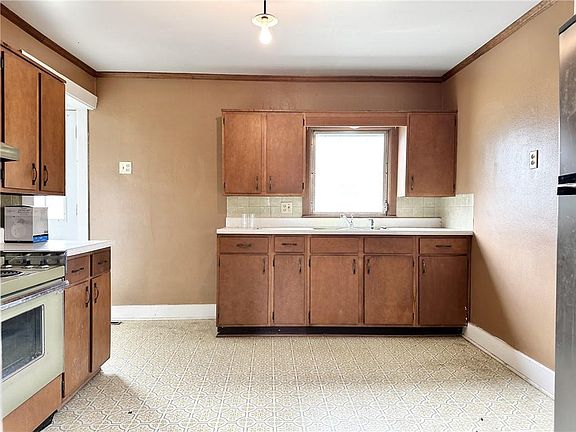 5th image of 718 W 18th St