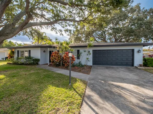 3046 Del Rio Dr, Belleair Bluffs, FL 33770