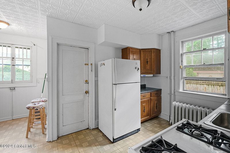 5th image of 41 Fairlawn Avenue