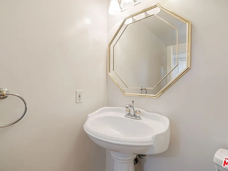 17241 Palisades Cir — Photo 10