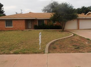 208 Sandalwood Ln, Levelland, TX 79336
