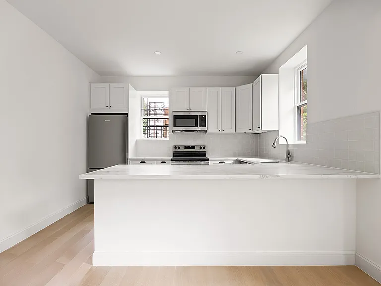 363 6th Ave #3 — Photo 3