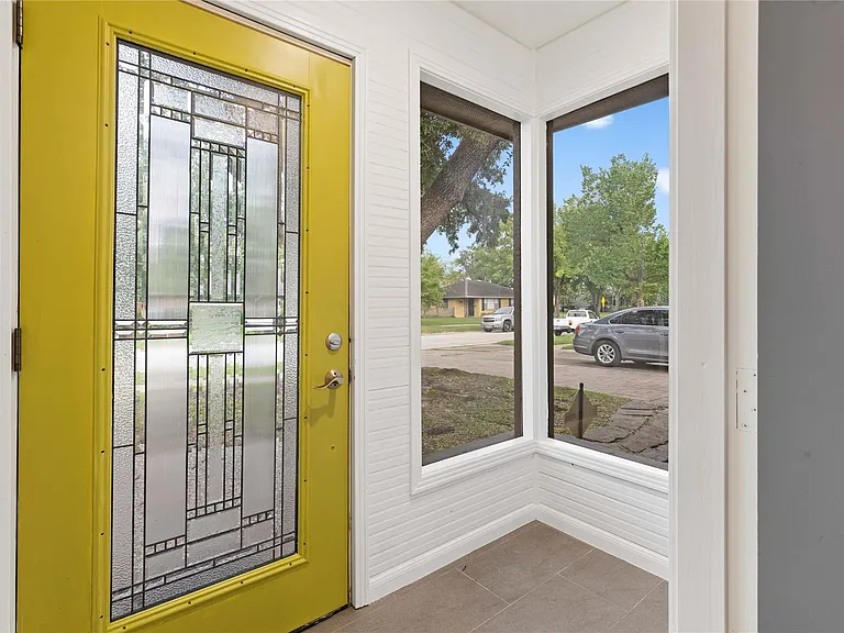 1422 Hewitt Dr — Photo 2