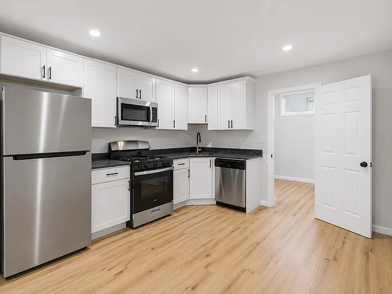 2427 Ashland Ave — Photo 2