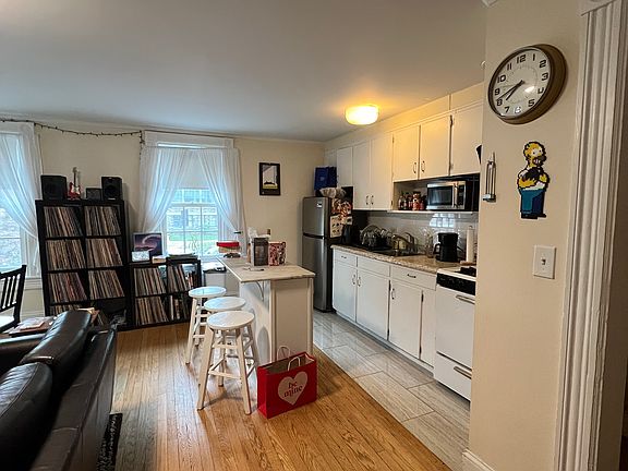 2nd image of 200 Nassau St #2
