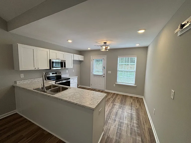 633 Clary St — Photo 3