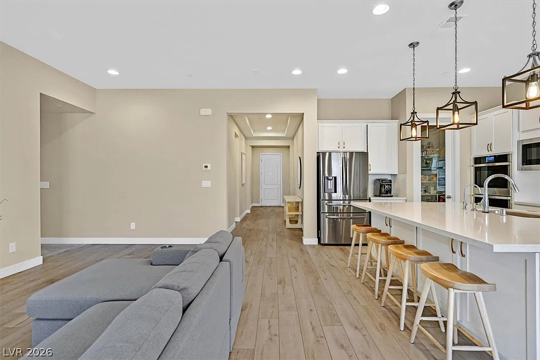 3 bed, 2.5 bath, 2016 sqft, $2,900 — Photo 2
