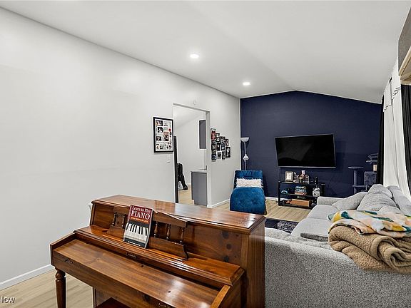 3rd image of 3011 Bainbridge Ave