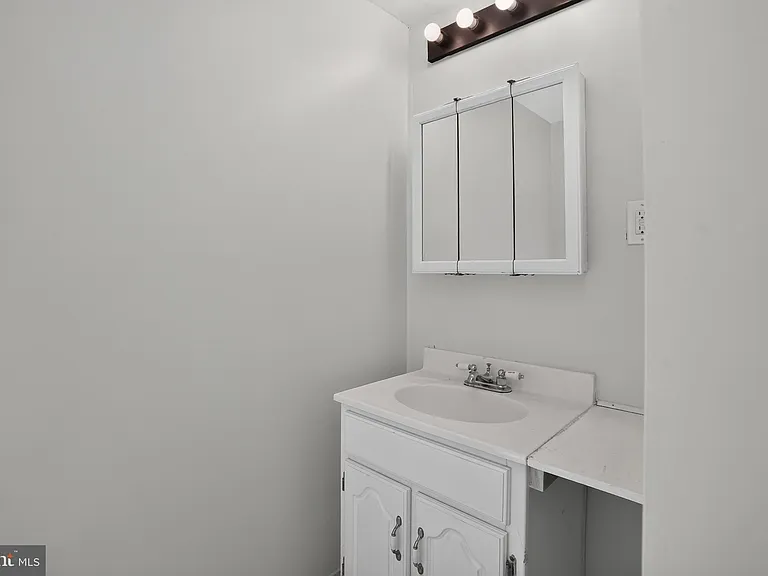 2623 Emerald St — Photo 23