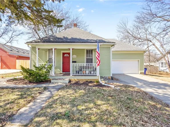 9032 Haskins St, Lenexa, KS 66215