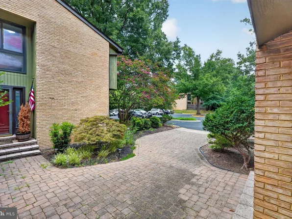 3174 Colchester Brook Ln, Fairfax, VA 22031