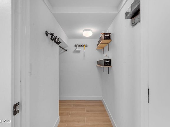 4th image of 680 W WINCHESTER Drive