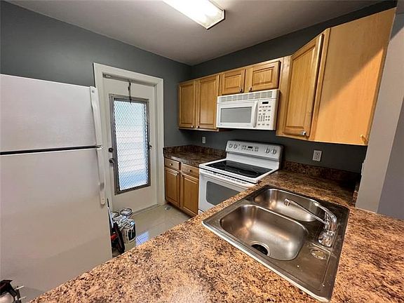 3rd image of 610 SE 2nd Ave APT L21