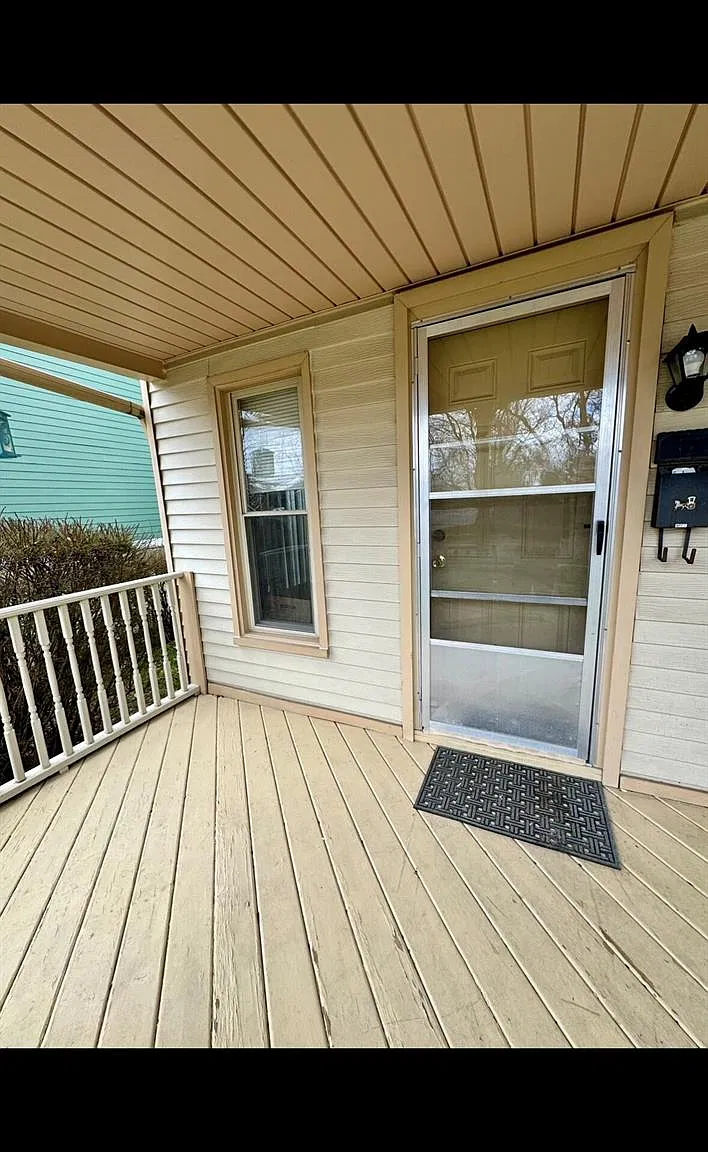 2 bed, 1.0 bath, 1100 sqft, $1,600 — Photo 1