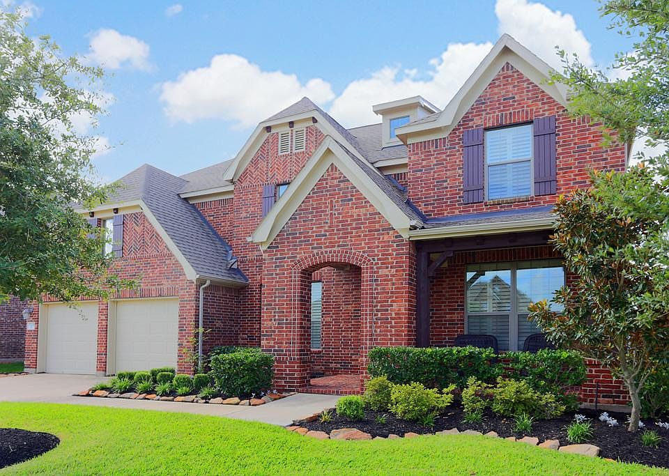 Beautifully landscaped.
Located in a cul d sac with green space in front and back!