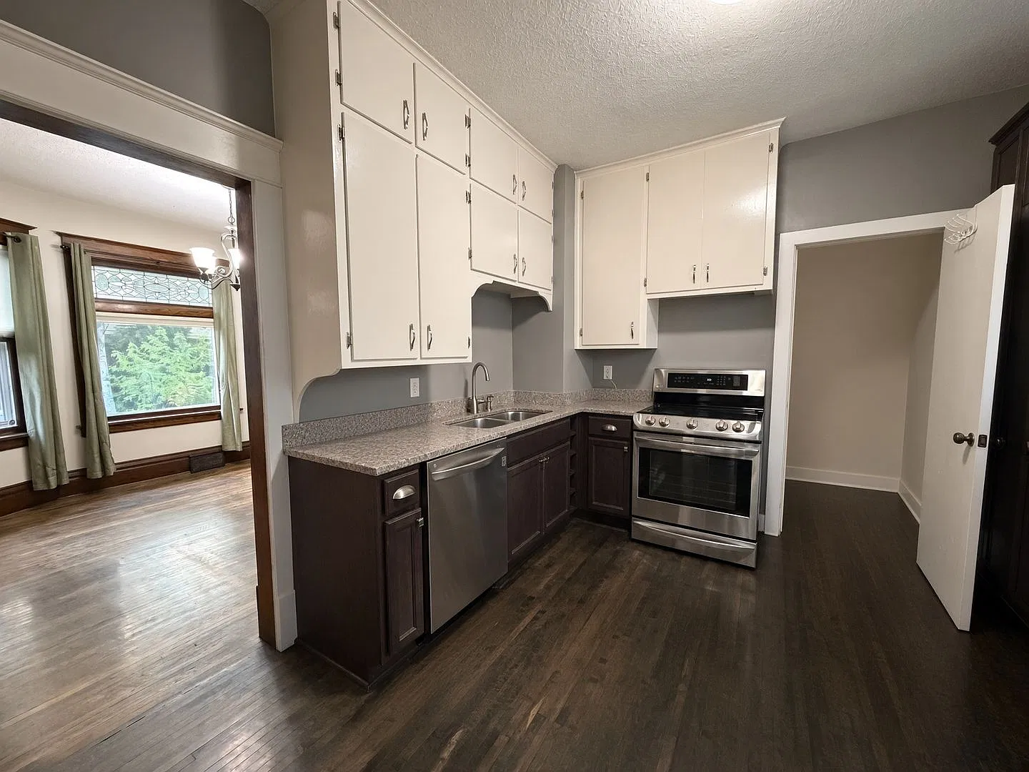 Charming 3Bed 1.5Bath + Den in Saint Paul *Off Street Parking w'2.5 Car Garage* — Photo 2