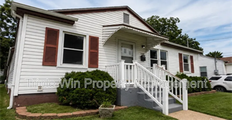 3 bed, 1.0 bath, 792 sqft, $1,350 — Photo 2