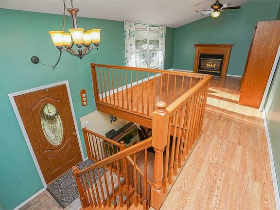 4th image of 71 Scotchpine Dr