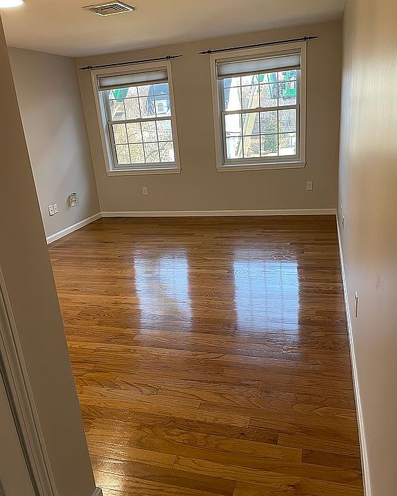 Living room w/ hardwood