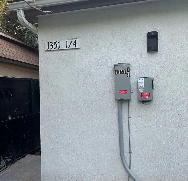 1351 1/4 E 41st Pl — Photo 1