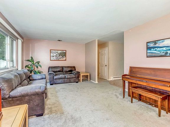 4th image of 19 Maple Glen Ln