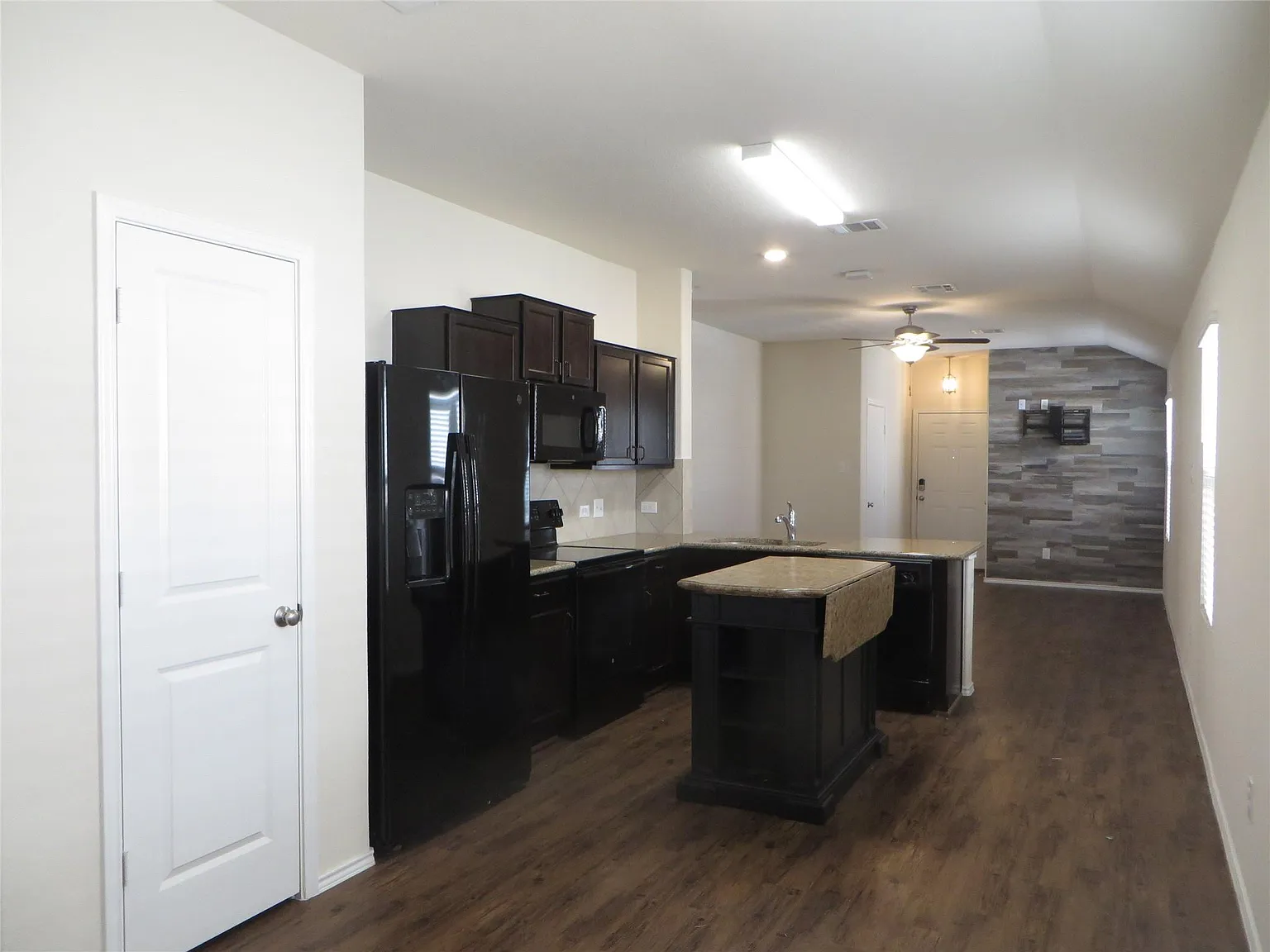 3 bed, 2.0 bath, 1254 sqft, $1,550 — Photo 3