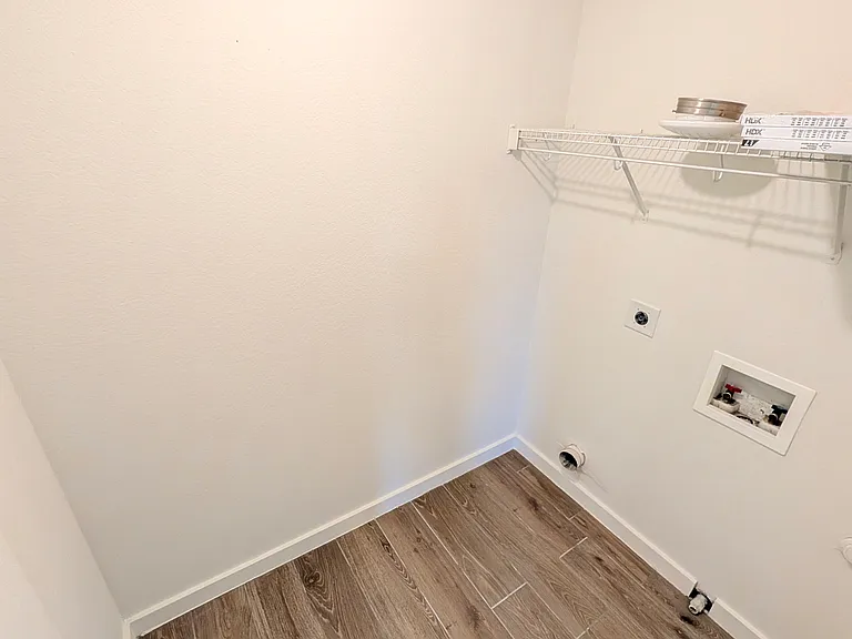 Washer/Dryer hookups upstairs