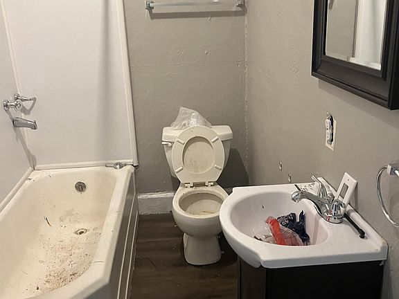 5th image of 102-104 E Market St #201
